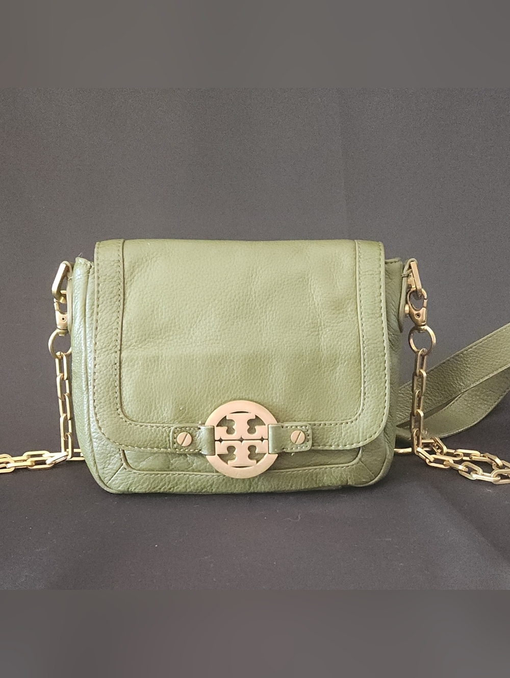 Tory Burch Vintage Amanda Pebbled Leather Crossbody Bag in Olive